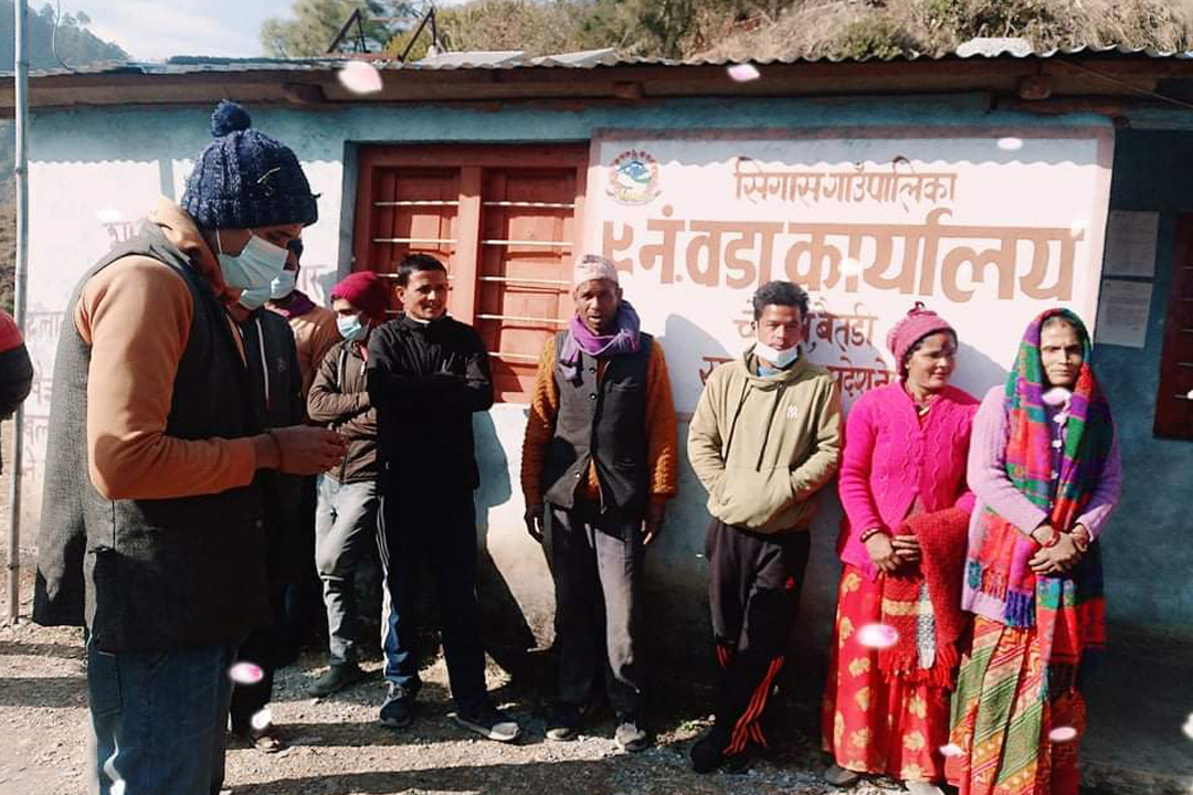 सिगास गाउँपालिका वडा नं ९ को कार्यालयमा अभिभावकहरुले गरे तालाबन्दी 